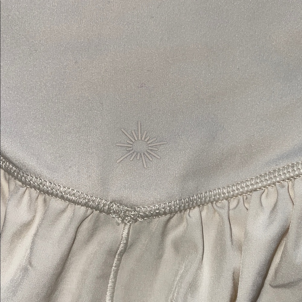 Offline by Aerie Flowy Pleated Athletic Shorts Cream Size Medium - Picture 8 of 12